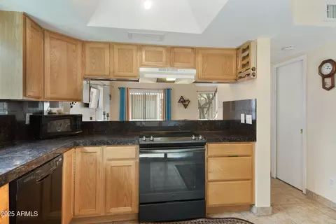Kitchen - 2833 E Tracy Ln #1, Phoenix, AZ 85032 photo 3 of 3
