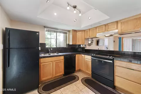 Kitchen - 2833 E Tracy Ln #1, Phoenix, AZ 85032 photo 1 of 3