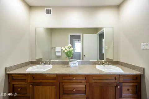 Bath - 1104 E Watson Dr, Tempe, AZ 85283 photo 2 of 5