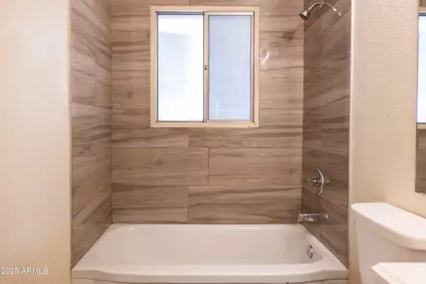 Bath - 2346 E Sylvia St, Phoenix, AZ 85022 photo 7 of 8