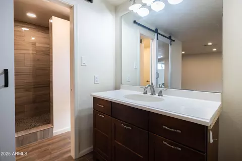 Bath - 2346 E Sylvia St, Phoenix, AZ 85022 photo 2 of 8