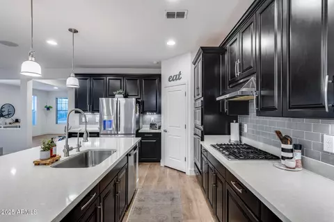 Kitchen - 3933 E Alfalfa Dr, Gilbert, AZ 85298 photo 8 of 11