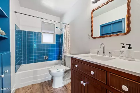 Bath - 7813 N 17th Dr, Phoenix, AZ 85021 photo 1 of 2