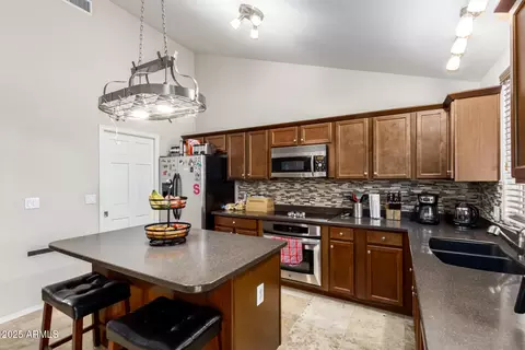 Kitchen - 1207 E Sequoia Dr, Phoenix, AZ 85024 photo 4 of 5