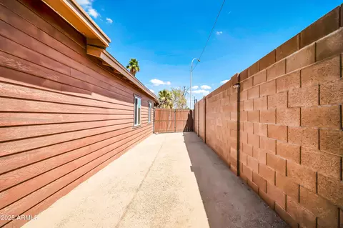 Exterior - 4122 N 23rd Dr, Phoenix, AZ 85015 photo 4 of 6