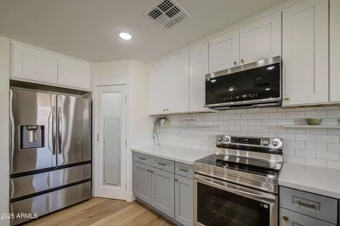 Kitchen - 1263 W Devonshire St, Mesa, AZ 85201 photo 4 of 6