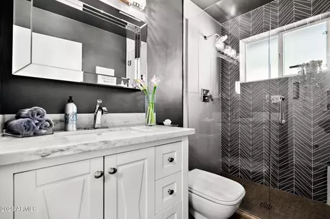 Bath - 2908 E Pinchot Ave, Phoenix, AZ 85016 photo 1 of 2