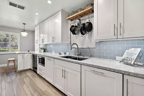 Kitchen - 2908 E Pinchot Ave, Phoenix, AZ 85016 photo 5 of 6