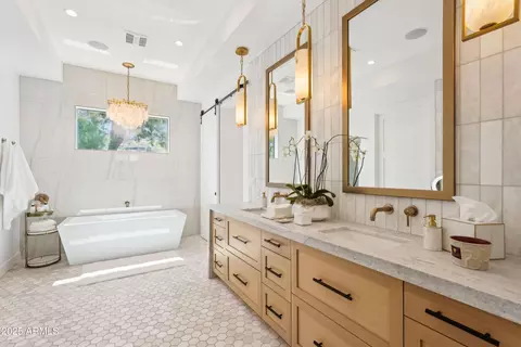 Bath - 4502 E Solano Dr, Phoenix, AZ 85018 photo 4 of 8
