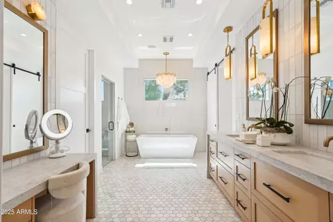 Bath - 4502 E Solano Dr, Phoenix, AZ 85018 photo 3 of 8