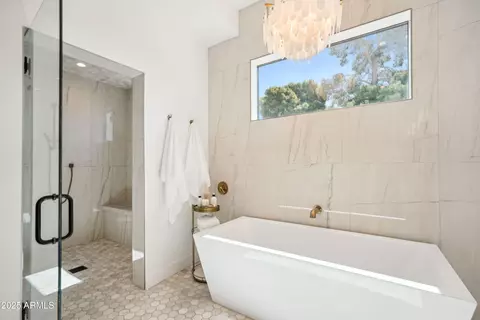 Bath - 4502 E Solano Dr, Phoenix, AZ 85018 photo 1 of 8