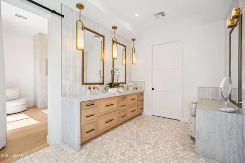 Bath - 4502 E Solano Dr, Phoenix, AZ 85018 photo 2 of 8