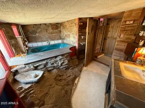 Bath - 4030 E Sidewinder Rd, Willcox, AZ 85643 photo 2 of 3