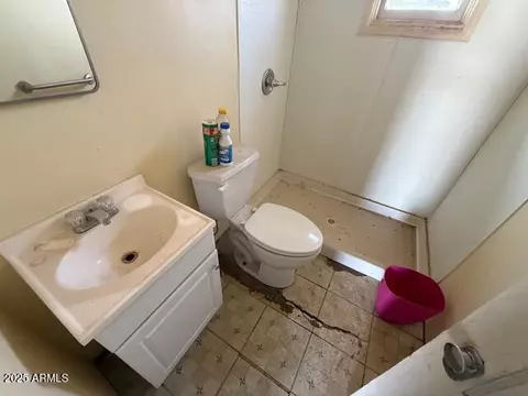 Bath - 3155 E Mobile Ln, Phoenix, AZ 85040 photo 1 of 2
