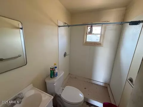 Bath - 3155 E Mobile Ln, Phoenix, AZ 85040 photo 2 of 2