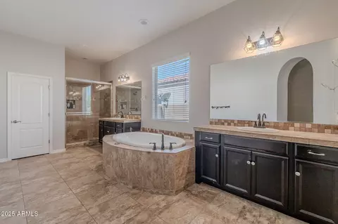 Bath - 514 E Pearce Rd, Phoenix, AZ 85042 photo 1 of 3