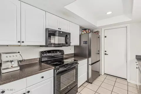 Kitchen - 3047 W Sandra Ter, Phoenix, AZ 85053 photo 2 of 3