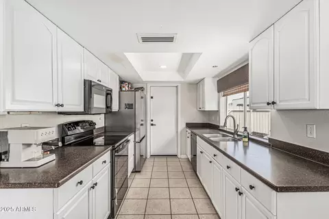Kitchen - 3047 W Sandra Ter, Phoenix, AZ 85053 photo 3 of 3