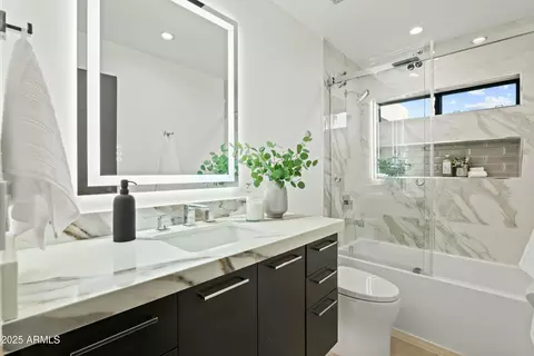 Bath - 5318 N 24th Pl, Phoenix, AZ 85016 photo 4 of 4