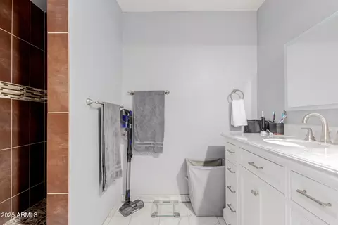 Bath - 10472 W Devonshire Ave, Phoenix, AZ 85037 photo 2 of 3