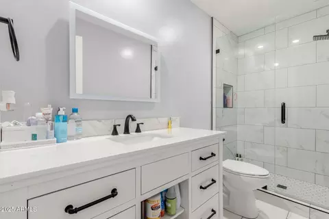 Bath - 10472 W Devonshire Ave, Phoenix, AZ 85037 photo 3 of 3