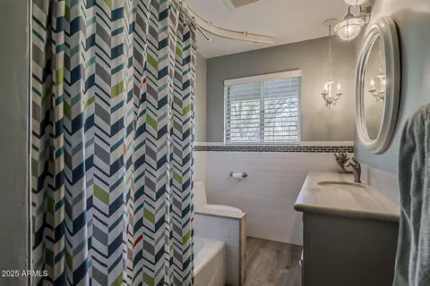 Bath - 125 N Fraser Dr E, Mesa, AZ 85203 photo 2 of 5