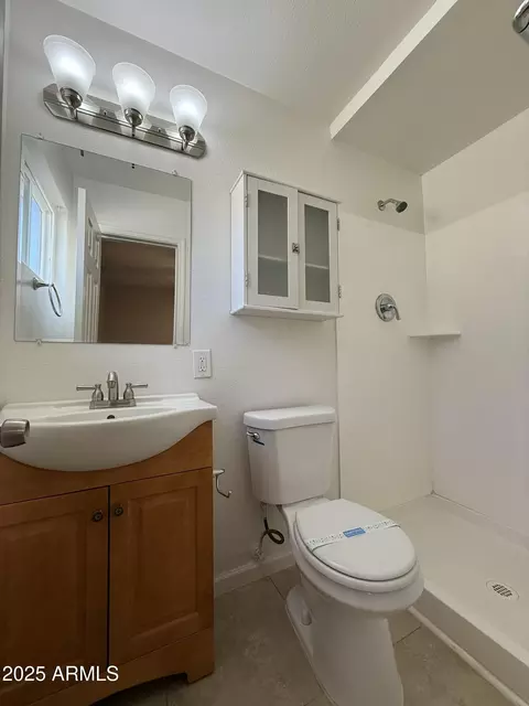 Bath - 2401 W Weldon Ave, Phoenix, AZ 85015 photo 4 of 6