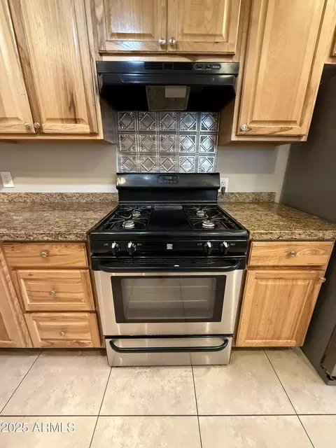 Kitchen - 2401 W Weldon Ave, Phoenix, AZ 85015 photo 5 of 5