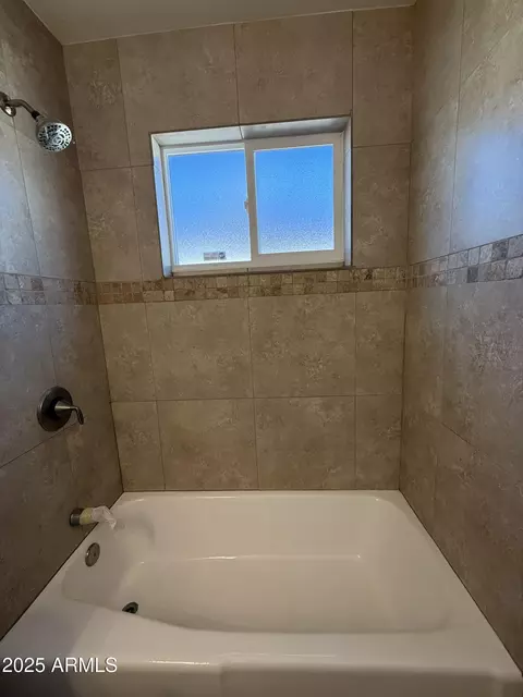 Bath - 2401 W Weldon Ave, Phoenix, AZ 85015 photo 2 of 6