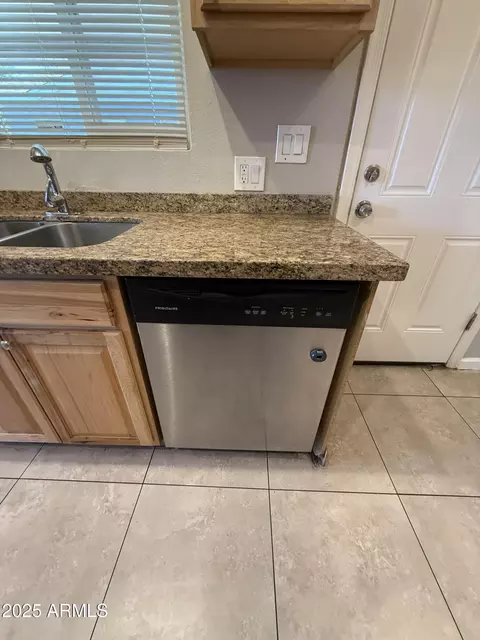 Kitchen - 2401 W Weldon Ave, Phoenix, AZ 85015 photo 4 of 5