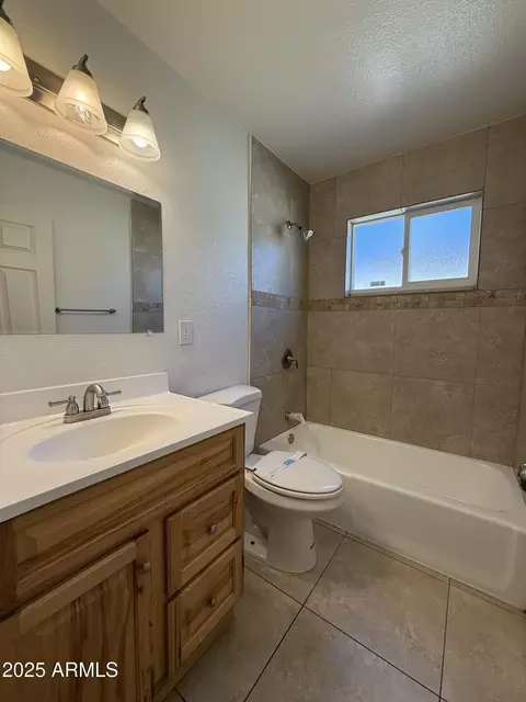 Bath - 2401 W Weldon Ave, Phoenix, AZ 85015 photo 1 of 6