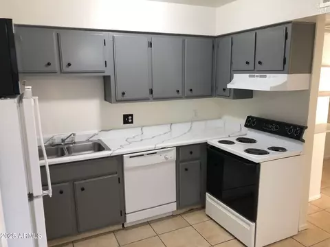 Kitchen - 2844 E Monte Cristo Ave, Phoenix, AZ 85032 photo 4 of 5