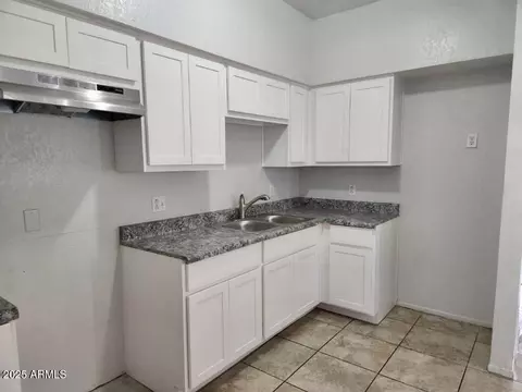Kitchen - 2844 E Monte Cristo Ave, Phoenix, AZ 85032 photo 5 of 5