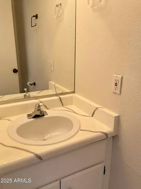 Bath - 2844 E Monte Cristo Ave, Phoenix, AZ 85032 photo 1 of 5