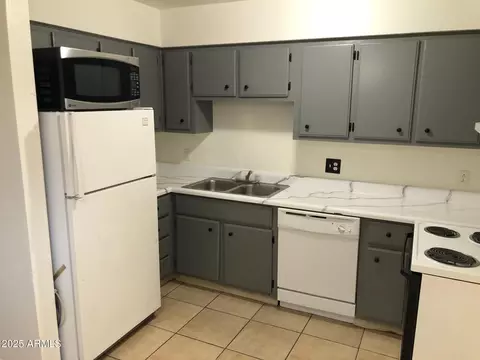 Kitchen - 2844 E Monte Cristo Ave, Phoenix, AZ 85032 photo 3 of 5