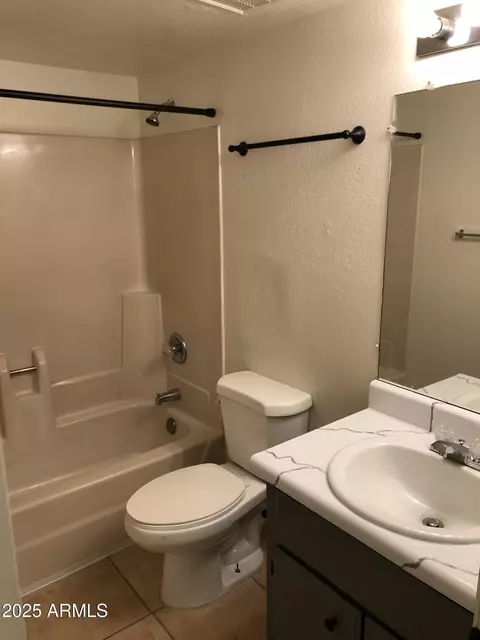 Bath - 2844 E Monte Cristo Ave, Phoenix, AZ 85032 photo 4 of 5