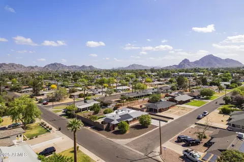 View/Area - 3002 E Montecito Ave, Phoenix, AZ 85016 photo 1 of 8
