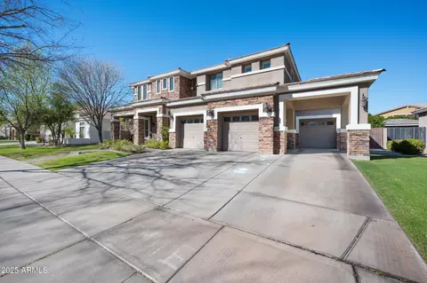 Exterior - 2988 E Comstock Dr, Gilbert, AZ 85296 photo 4 of 6