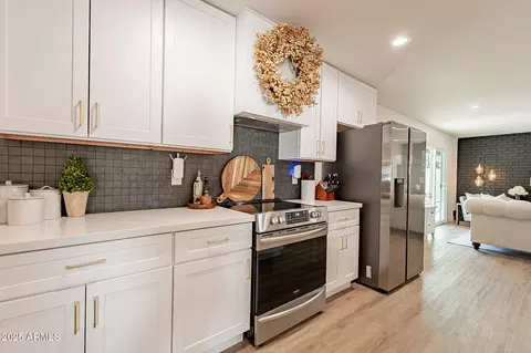 Kitchen - 1747 W Echo Ln, Phoenix, AZ 85021 photo 4 of 5