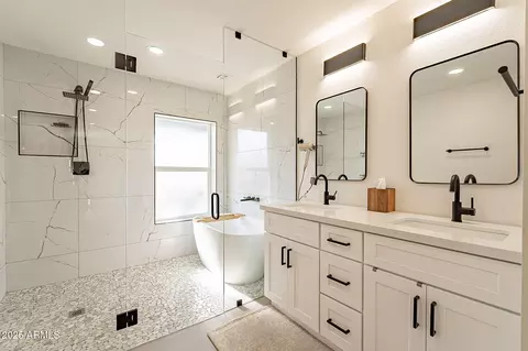 Bath - 1747 W Echo Ln, Phoenix, AZ 85021 photo 1 of 2