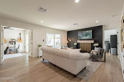 Living - 1747 W Echo Ln, Phoenix, AZ 85021 photo 2 of 4