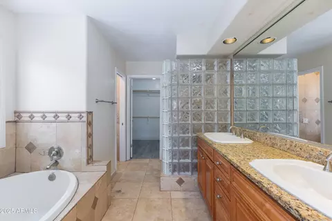 Bath - 4214 E Morrow Dr, Phoenix, AZ 85050 photo 1 of 4