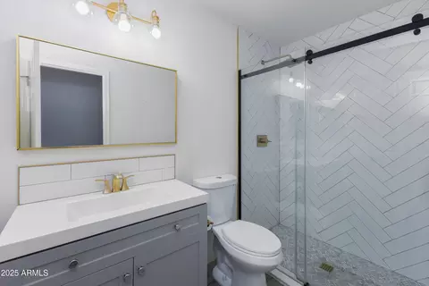 Bath - 4214 E Morrow Dr, Phoenix, AZ 85050 photo 4 of 4