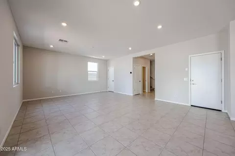 Living - 2720 E Dutchmans Trl, Apache Junction, AZ 85119 photo 2 of 3