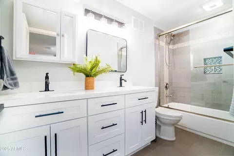 Bath - 1630 E Minton Dr, Tempe, AZ 85282 photo 2 of 5