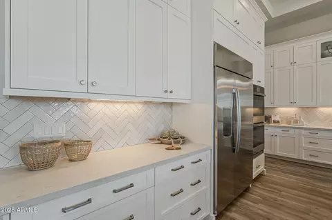 Kitchen - 2697 E Maplewood St, Gilbert, AZ 85297 photo 4 of 8