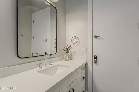 Bath - 2697 E Maplewood St, Gilbert, AZ 85297 photo 8 of 14