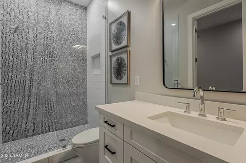 Bath - 2697 E Maplewood St, Gilbert, AZ 85297 photo 7 of 14