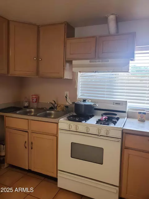 Kitchen - 3041 E Osborn Rd, Phoenix, AZ 85016 photo 1 of 2