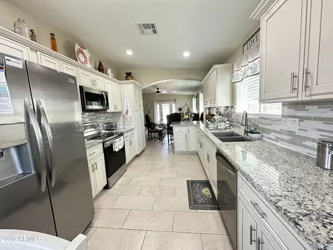 Kitchen - 9001 W Windsor Ave, Phoenix, AZ 85037 photo 5 of 10